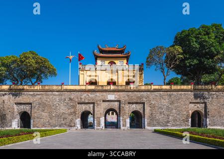 Doan Mon, la porta principale della Cittadella Imperiale di Thang Long ad Hanoi, Vietnam. Traduzione: 'Doan Mon' Foto Stock
