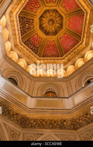 Cupola decorata con dettagli rosa e oro all'interno del Palazzo di Monserrate Foto Stock