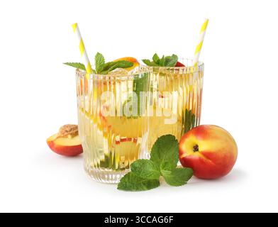 Gustoso tè freddo con pesche, limone e menta isolati sul bianco Foto Stock
