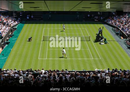 Vista dall'alto del Centre Court durante una partita di singolare maschile ai campionati di Wimbledon 2025, Londra, Inghilterra, Regno Unito. Foto Stock