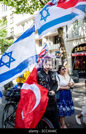 Protestatore contro le bandiere ebraiche e turche alla manifestazione "Bring Them Home” che chiede il rilascio degli ostaggi israeliani detenuti da Hamas da ottobre Foto Stock