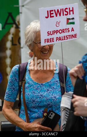 la marcia nazionale della campagna di solidarietà della Palestina da Russell Square attraverso il centro di Londra a Downing Street per protestare contro la guerra di Israele a Gaza. Foto Stock