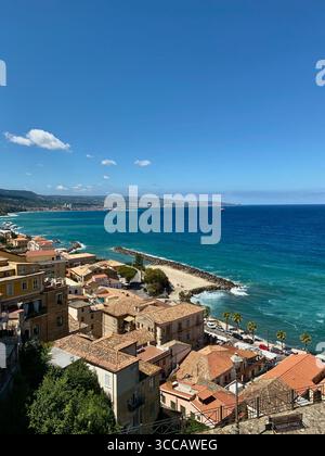 Vista costiera della città balneare di Pizzo, Calabria, Italia, con tetti in terracotta, una spiaggia sabbiosa, e il turchese Mar Tirreno. Foto Stock