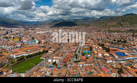 Vista su Cusco, Perù, centro storico, montagne delle Ande, architettura coloniale e inca Foto Stock