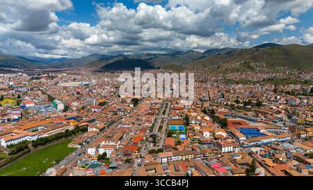 Vista su Cusco, Perù, centro storico, montagne delle Ande, architettura coloniale e inca Foto Stock