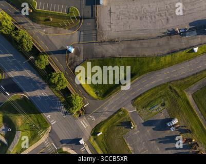 Concord, Stati Uniti - 28 luglio 2025: Veduta aerea dei vivaci motivi verdi interni e geometrici dell'asfalto della Charlotte Motor Speedway sotto un cielo limpido e soleggiato. Foto Stock