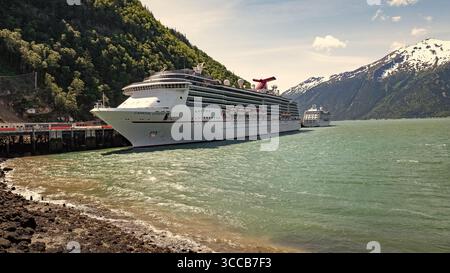 Skagway, Alaska, Stati Uniti d'America - 7 luglio 2019: Destinazione di viaggio. Carnival Legend of Carnival Cruise Lines. Tour di vacanza in nave da crociera. Porto dell'Alaska con Foto Stock