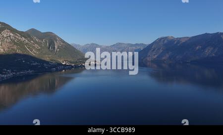 Vista aerea del centro storico di Cattaro, della baia di Cattaro e delle montagne circostanti, Montenegro Foto Stock