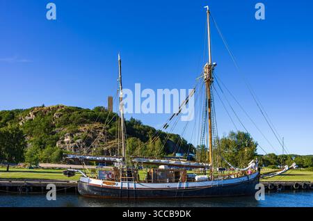 Il ketch TS BRITTA è ormeggiato presso la banchina nel porto ospite di Uddevalla, Bohuslän, contea di Västra Götaland, Svezia. Foto Stock