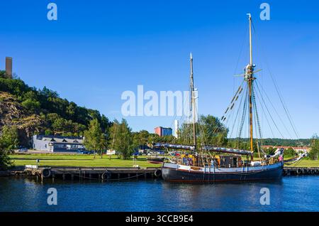 Il ketch TS BRITTA è ormeggiato presso la banchina nel porto ospite di Uddevalla, Bohuslän, contea di Västra Götaland, Svezia. Foto Stock