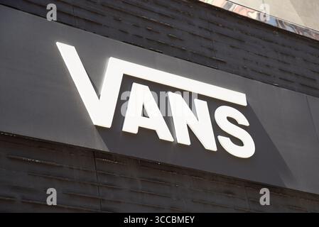 New York, Stati Uniti. 10 agosto 2025. La segnaletica del marchio Vans viene esposta a New York, New York, 10 agosto 2025. (Foto di Efren Landaos/Sipa USA) credito: SIPA USA/Alamy Live News Foto Stock