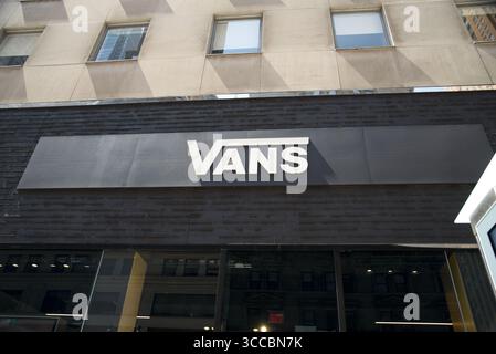New York, Stati Uniti. 10 agosto 2025. La segnaletica del marchio Vans viene esposta a New York, New York, 10 agosto 2025. (Foto di Efren Landaos/Sipa USA) credito: SIPA USA/Alamy Live News Foto Stock