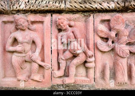 Rilievi contemporanei in terracotta alla base del Somapura Mahavihara a Paharpur, che riflettono le interpretazioni di ispirazione popolare di motivi buddisti e rurali. Foto Stock