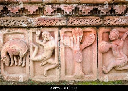 Rilievi contemporanei in terracotta alla base del Somapura Mahavihara a Paharpur, che riflettono le interpretazioni di ispirazione popolare di motivi buddisti e rurali. Foto Stock