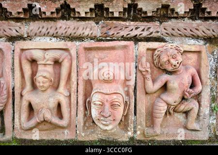 Rilievi contemporanei in terracotta alla base del Somapura Mahavihara a Paharpur, che riflettono le interpretazioni di ispirazione popolare di motivi buddisti e rurali. Foto Stock