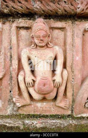 Rilievi contemporanei in terracotta alla base del Somapura Mahavihara a Paharpur, che riflettono le interpretazioni di ispirazione popolare di motivi buddisti e rurali. Foto Stock