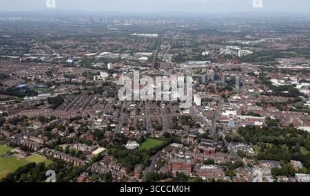 Veduta aerea dello skyline del centro di Stockport guardando a nord verso il centro di Manchester, Greater Manchester Foto Stock