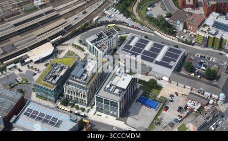 Vista aerea del nuovo sviluppo appena fuori dalla stazione ferroviaria di Stockport, Greater Manchester Foto Stock