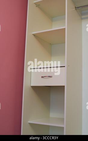 scaffali vuoti nell'armadio della camera da letto Foto Stock