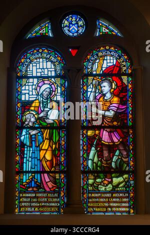 Vetrate colorate nella chiesa di Sint-Hilariuskerk del XII secolo / Sant'Ilario nel villaggio di Mullem, Oudenaarde, Fiandre orientali, Belgio Foto Stock