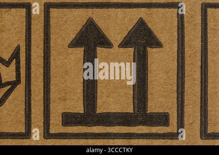 tenere in posizione verticale la freccia verso l'alto le frecce verso l'alto le frecce verso l'alto la freccia verso l'alto - simbolo riportato sulla confezione di cartone Foto Stock