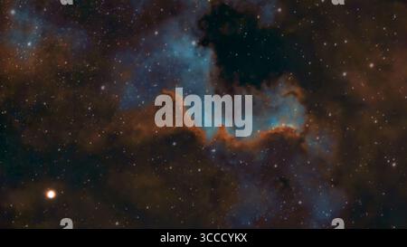 Wimbledon, Londra, Regno Unito, 10 agosto 2025. Il muro di Cygnus fotografato sopra Londra, Regno Unito il 10 agosto 2025 - la regione che forma una stella luminosa fa parte dell'NGC 7000, la Nebulosa del Nord America. La nebulosa è a 2.600 anni luce dalla Terra. Questa immagine a falsi colori è un'interpretazione della tavolozza dei colori di Hubble. Crediti: Malcolm Park Foto Stock