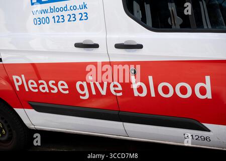NHS van impreziosito con lo slogan, per favore date sangue l'8 agosto 2025 a Londra, Regno Unito. E' un appello per la gente a registrarsi come donatori di sangue. Foto Stock
