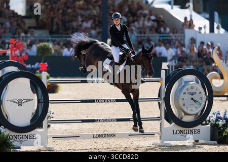 Londra, Regno Unito. 10 agosto 2025. Royal Hospital Chelsea Sophie Hinners (GER) a cavallo di Iron Dames Combella durante il Gran Premio LGCT CSI5* di Londra al Longines Global Champions Tour di Londra (Maxime David/SPP) crediti: SPP Sport Press Photo. /Alamy Live News Foto Stock