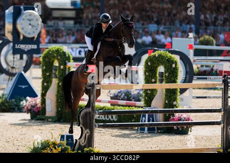 Londra, Regno Unito. 10 agosto 2025. Royal Hospital Chelsea Sophie Hinners (GER) a cavallo di Iron Dames Combella durante il Gran Premio LGCT CSI5* di Londra al Longines Global Champions Tour di Londra (Maxime David/SPP) crediti: SPP Sport Press Photo. /Alamy Live News Foto Stock