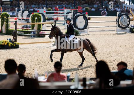 Londra, Regno Unito. 10 agosto 2025. Royal Hospital Chelsea Sophie Hinners (GER) a cavallo di Iron Dames Combella durante il Gran Premio LGCT CSI5* di Londra al Longines Global Champions Tour di Londra (Maxime David/SPP) crediti: SPP Sport Press Photo. /Alamy Live News Foto Stock