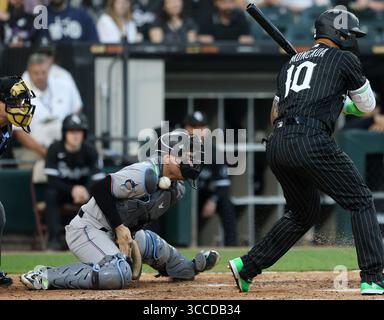 9 giugno 2023, Chicago, Illinois: Il ricevitore dei Miami Marlins Nick Fortes prende una palla vicino al collo mentre Yoan Moncada dei Chicago White Sox (10) batte nel terzo inning al Guaranteed Rate Field venerdì 9 giugno 2023, a Chicago. (Immagine di credito: © John J. Kim/Chicago Tribune via ZUMA Press Wire) Foto Stock