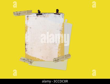 Un vecchio blocco appunti con clip arrugginite è inclinato diagonalmente su uno sfondo giallo, accentuato da una pennellata espressiva Foto Stock