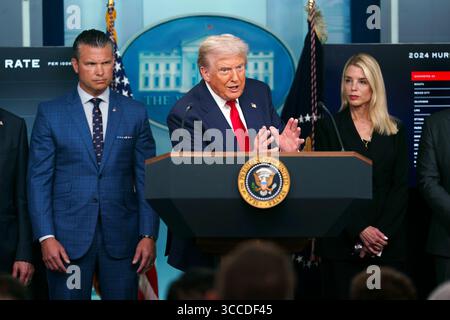 Il presidente DEGLI STATI UNITI Donald Trump (C) con il segretario alla difesa degli Stati Uniti Pete Hegseth (L) e il procuratore generale degli Stati Uniti Pam Bondi (R) si rivolge ai media nella James S. Brady Press Briefing Room della Casa Bianca, Washington, DC, USA, 11 agosto 2025. Il presidente Trump annuncerà il dispiegamento della Guardia Nazionale a Washington DC come parte di una strategia di riduzione del crimine. EPA/WILL OLIVER/credito PISCINA: SIPA USA/Alamy Live News Foto Stock