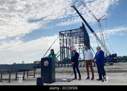 21 luglio 2023: Il tenente governatore della Florida Jeanette Nunez annuncia che Amazon sta investendo in un impianto di elaborazione dei satelliti Project Kuiper da 120 milioni di dollari a terra vicino all'ex Shuttle Landing Facility presso il Kennedy Space Center durante una cerimonia di venerdì 21 luglio 2023. Nella foto, da sinistra, ci sono anche Amazon Kuiper Vice president of Public Policy Brian Huseman Amazon Kuiper Vice president of Production Steven Metayer e Space Florida Presidente e CEO Frank DiBello. (Immagine di credito: © Richard Tribou/Orlando Sentinel tramite ZUMA Press Wire) Foto Stock