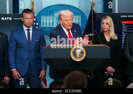Washington, Stati Uniti. 11 agosto 2025. Il presidente DEGLI STATI UNITI Donald Trump (C) con il segretario alla difesa degli Stati Uniti Pete Hegseth (L) e il procuratore generale degli Stati Uniti Pam Bondi (R) si rivolge ai media nella James S. Brady Press Briefing Room della Casa Bianca, Washington, DC, USA, 11 agosto 2025. Il presidente Trump annuncerà il dispiegamento della Guardia Nazionale a Washington DC come parte di una strategia di riduzione del crimine. EPA/WILL OLIVER/POOL Credit: Abaca Press/Alamy Live News Foto Stock
