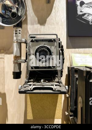 Mostra di macchine fotografiche vintage Graflex Speed Graphic 4x5 esposte al Royal Malaysia Police Museum, fotografie della scena del crimine Foto Stock