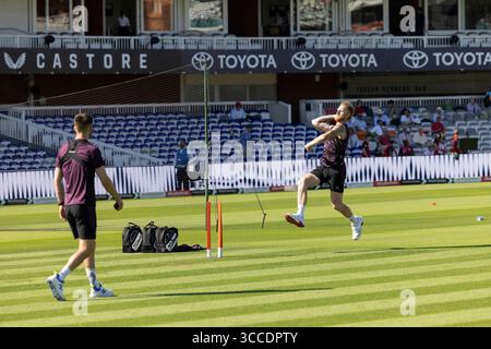 Inghilterra contro India, giorno due, con Ben Stokes che si riscalda prima del giorno due durante il terzo test al Lord's Cricket Ground, Londra, Inghilterra, Regno Unito Foto Stock