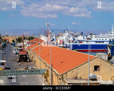 Vista sul porto di Famagosta nella Repubblica turca di Cipro del Nord nel Mediterraneo orientale. Foto Stock