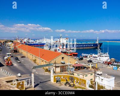 Vista sul porto di Famagosta nella Repubblica turca di Cipro del Nord nel Mediterraneo orientale. Foto Stock