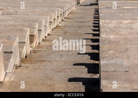 Guardando verso il basso i gradini di marmo dello storico Stadio Panatenaico di Atene, in Grecia, un punto di riferimento dei primi Giochi Olimpici moderni. Foto Stock