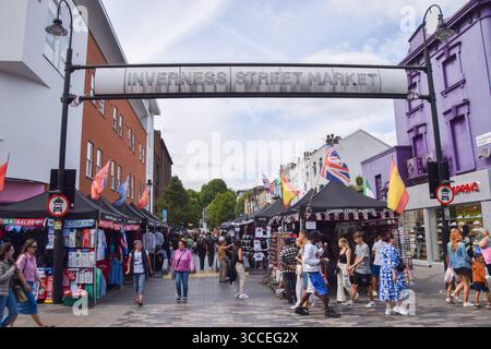 Londra, Regno Unito. 8 agosto 2025. Inverness Street Market a Camden. Crediti: Vuk Valcic / Alamy Foto Stock