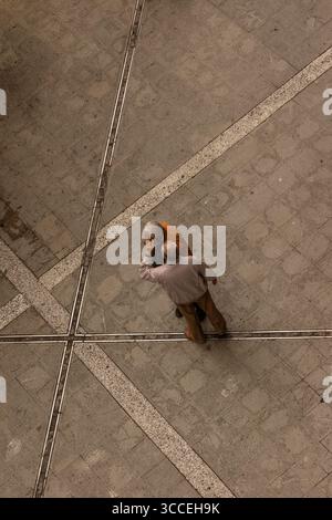 Vista panoramica di 2 uomini che condividono uno smartphone durante una chiamata, chiamata in strada, vista dalla finestra dell'hotel, Atene, Grecia Foto Stock
