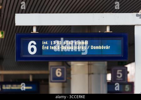 Budapest, Ungheria - 28 febbraio 2021: Stazione ferroviaria Kelenfold di Budapest. Orari digitali e sistema informativo MAV delle ferrovie ungheresi. Foto Stock