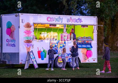 Candy Shack Ice Cream, Candy Van, serve i clienti Foto Stock