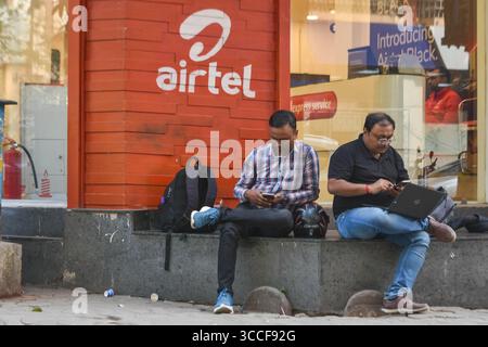 30 gennaio 2023, Kolkata, Bengala Occidentale, India: Si vedono persone di fronte ad un negozio Airtel a Kolkata, India, il 30 gennaio 2023. Airtel è pronta a lanciare il 5G nelle principali città, tra cui Kolkata. (Immagine di credito: © Debarchan Chatterjee/ZUMA Press Wire) Foto Stock