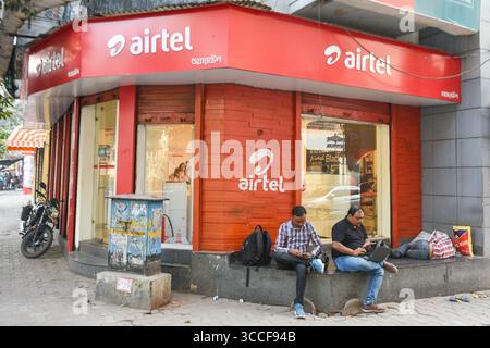 30 gennaio 2023, Kolkata, Bengala Occidentale, India: Si vedono persone di fronte ad un negozio Airtel a Kolkata, India, il 30 gennaio 2023. Airtel è pronta a lanciare il 5G nelle principali città, tra cui Kolkata. (Immagine di credito: © Debarchan Chatterjee/ZUMA Press Wire) Foto Stock