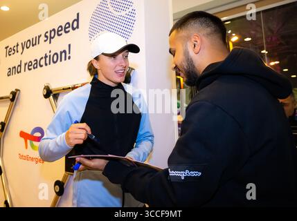 16 febbraio 2023, DOHA, QATAR: IgA Swiatek della Polonia incontra i tifosi al torneo di tennis Qatar Totalenergies Open WTA 500 2023 (Credit Image: © Rob Prange/AFP7 via ZUMA Press Wire) Foto Stock