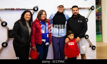 16 febbraio 2023, DOHA, QATAR: IgA Swiatek della Polonia incontra i tifosi al torneo di tennis Qatar Totalenergies Open WTA 500 2023 (Credit Image: © Rob Prange/AFP7 via ZUMA Press Wire) Foto Stock