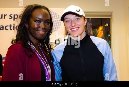16 febbraio 2023, DOHA, QATAR: IgA Swiatek della Polonia incontra i tifosi al torneo di tennis Qatar Totalenergies Open WTA 500 2023 (Credit Image: © Rob Prange/AFP7 via ZUMA Press Wire) Foto Stock