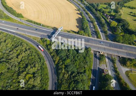 Vista aerea ravvicinata dello svincolo di Croft (svincolo 21A) vicino a Birchwood, che mostra le strade curve e i ponti autostradali Foto Stock